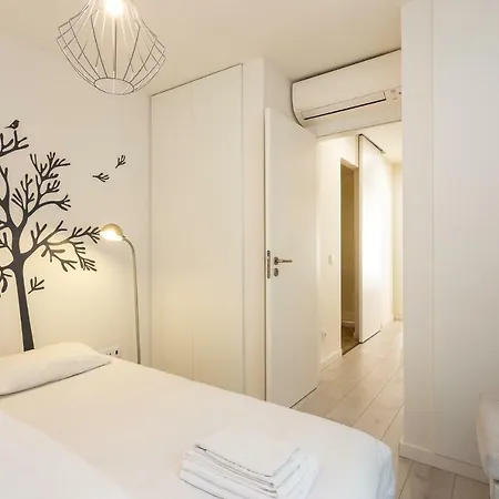 Martim Moniz - Tram 28 * Lisbon